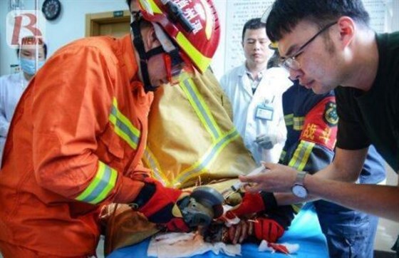 切割機鋸片卡入男子手中現(xiàn)場圖