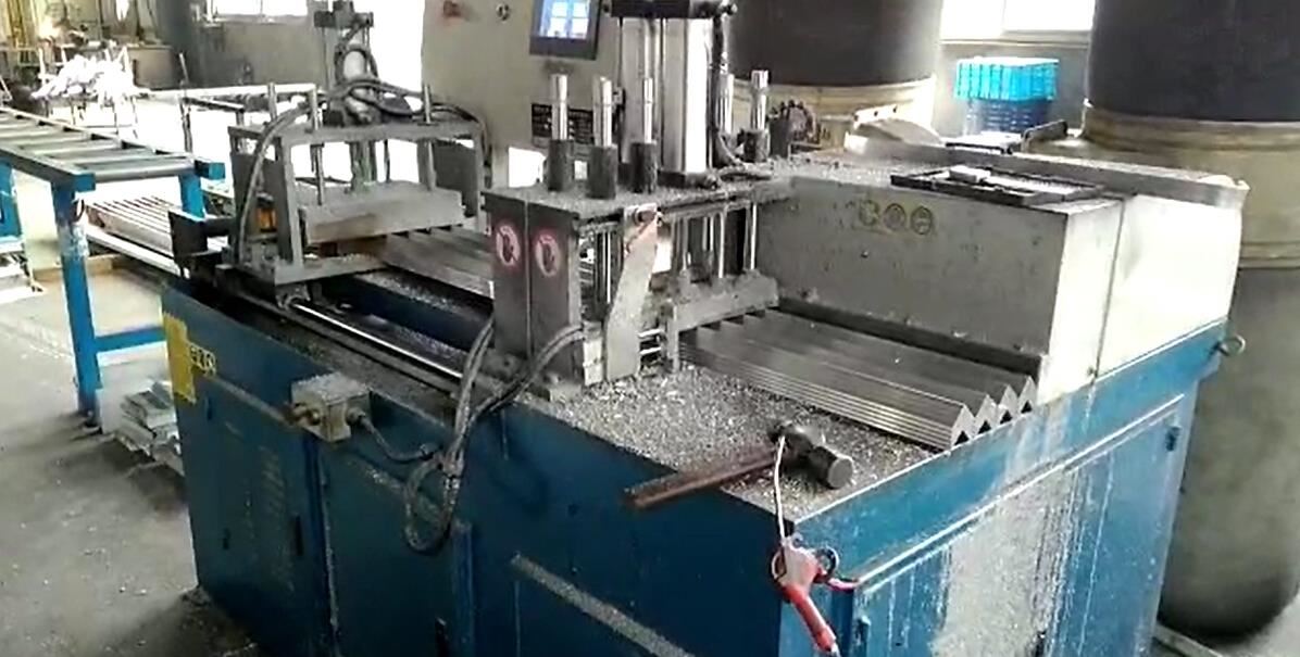 【四川】讓高效率省錢的鋁合金自動(dòng)角碼機(jī)，來彌補(bǔ)成本劇增的門窗行業(yè)