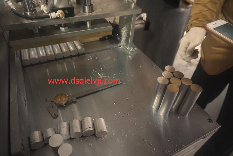 【上?！窟x擇鄧氏全自動(dòng)鋸鋁機(jī)，切割直徑100mm鋁棒做汽車配件