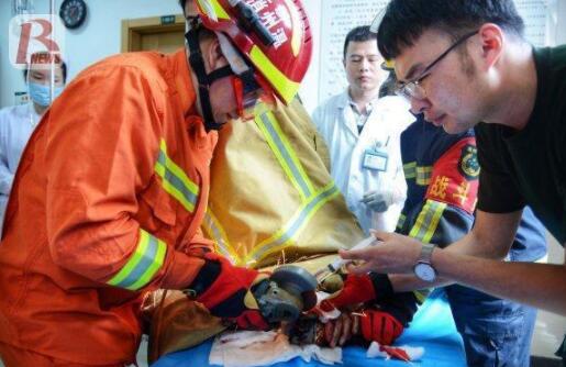 切割機鋸片卡入男子手中現(xiàn)場圖