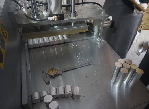 直徑25mm小鋁棒切割機，解決汽車配件廠?？偟臒? title=